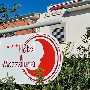 Mezzaluna מלון
